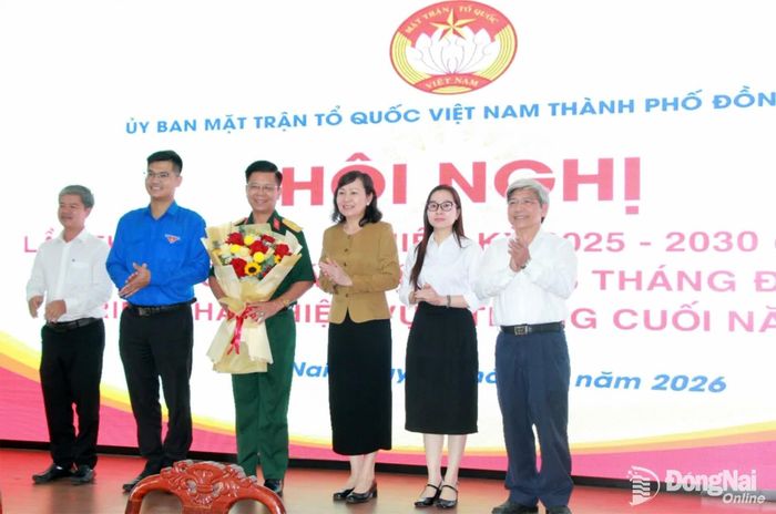 Phó Bí thư Thành ủy, Chủ tịch Ủy ban MTTQ Việt Nam thành phố Huỳnh Thị Hằng tặng hoa chúc mừng các ủy viên vừa được bầu bổ sung tham gia Ủy ban MTTQ Việt Nam thành phố Đồng Nai khóa I, nhiệm kỳ 2025-2030. Ảnh: Nga Sơn