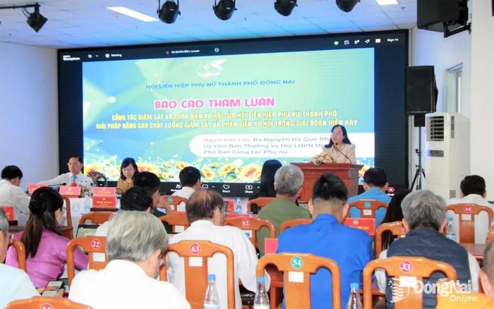 Đại diện Hội Liên hiệp phụ nữ thành phố báo cáo tham luận tại hội nghị. Ảnh: Nga Sơn