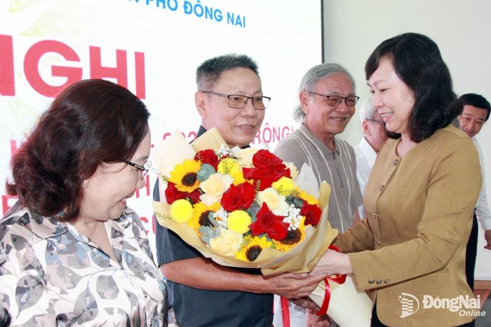 Phó Bí thư Thành ủy, Chủ tịch Ủy ban MTTQ Việt Nam thành phố Huỳnh Thị Hằng, tặng hoa chúc mừng Hội đồng tư vấn Ủy ban MTTQ Việt Nam thành phố khóa I, nhiệm kỳ 2025-2030. Ảnh: Nga Sơn