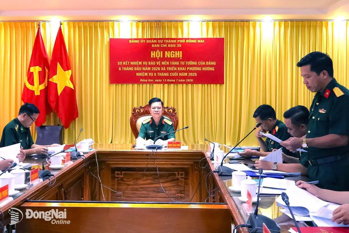 Thượng tá Lý Quyết Thắng, Phó Chủ nhiệm Chính trị Bộ Chỉ huy Quân sự thành phố báo cáo tại hội nghị. Ảnh: Nguyệt Hà