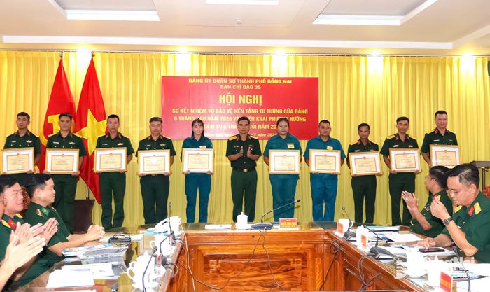 Đại tá Bùi Văn Sỹ, Ủy viên Thường vụ Đảng ủy, Phó Chính ủy Bộ Chỉ huy Quân sự thành phố khen thưởng các cá nhân. Ảnh: Nguyệt Hà