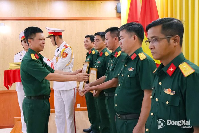 Đại tá Nguyễn Thanh Phong, Thành ủy viên, Phó Bí thư Thường trực Đảng ủy Quân sự thành phố, Chính ủy Bộ Chỉ huy Quân sự thành phố khen thưởng các tập thể. Ảnh: Nguyệt Hà