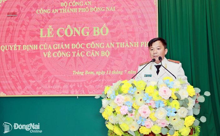 Thiếu tá Trang Minh Cảnh, Trưởng Công an phường Trảng Bom phát biểu nhận nhiệm vụ. Ảnh: Thanh Toàn