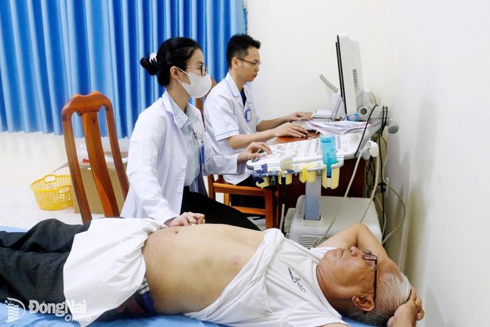 Các bác sĩ thực hiện siêu âm một trong những nội dung khám sàng lọc quan trọng cho người dân.