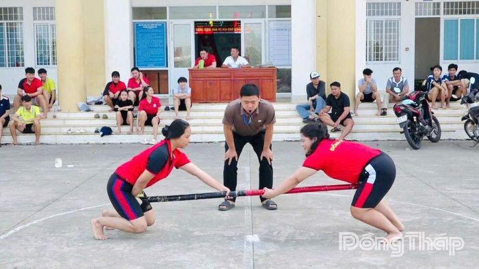 Các vận động viên thi đấu môn đẩy gậy tại Đại hội Thể dục thể thao xã Vĩnh Bình lần thứ I.