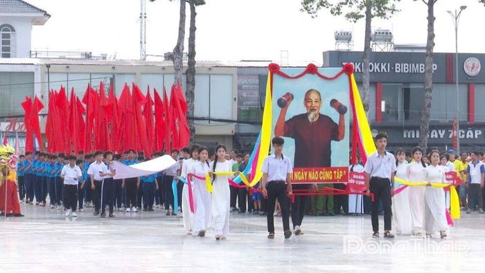 Các khối vận động viên diễu hành tại Lễ khai mạc Đại hội Thể dục thể thao phường Sa Đéc lần thứ I.