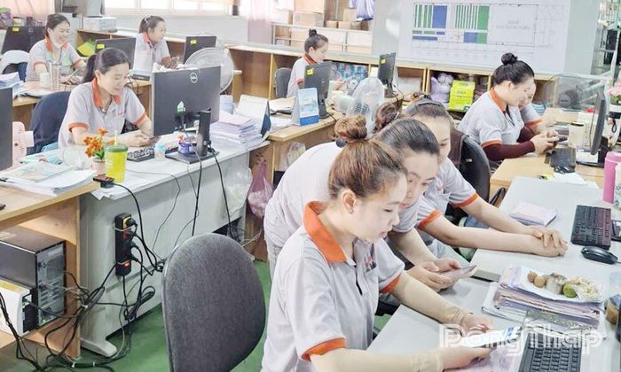 Đoàn viên, người lao động tham gia Cuộc thi trực tuyến tìm hiểu Nghị quyết Đại hội Đảng, Nghị quyết Đại hội Công đoàn và truyền thống Công đoàn Việt Nam.
