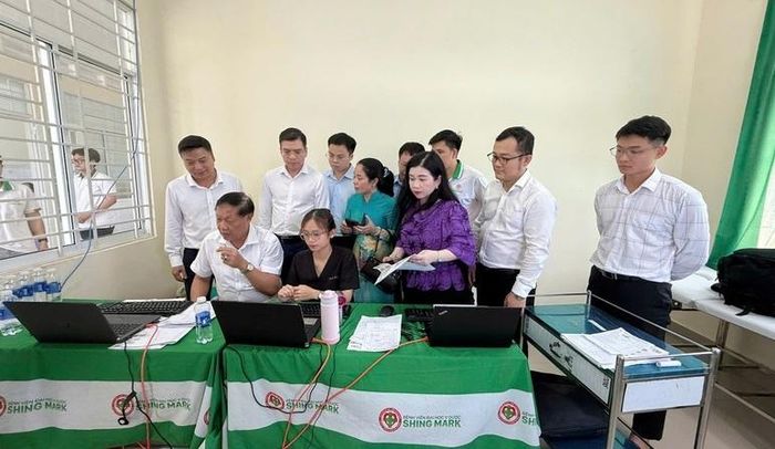 Thứ trưởng Bộ Y tế Đỗ Xuân Tuyên và các thành viên đoàn công tác kiểm tra nhân viên y tế thiết lập hồ sơ sức khỏe điện tử tại Đồng Nai