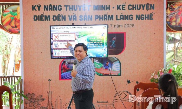 Thạc sĩ Phan Bửu Toàn, Phó Hiệu trưởng Trường Cao đẳng Du lịch Sài Gòn, chia sẻ kiến thức, kỹ năng xây dựng câu chuyện hấp dẫn, phù hợp với từng nhóm khách du lịch.