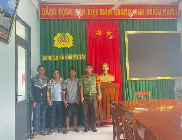 Gia đình đến Công an xã Phù Mỹ Tây để đưa C. về nhà chăm sóc. Ảnh: Thành Nguyễn