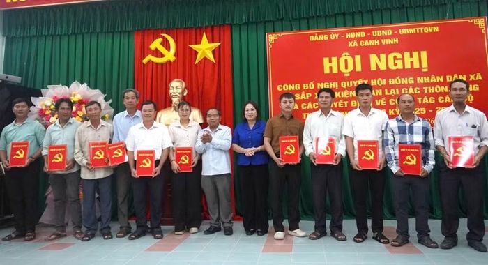  Lãnh đạo xã Canh Vinh trao các quyết định chỉ định bí thư chi bộ thôn, làng trên địa bàn xã sau sắp xếp. Ảnh: ĐVCC 