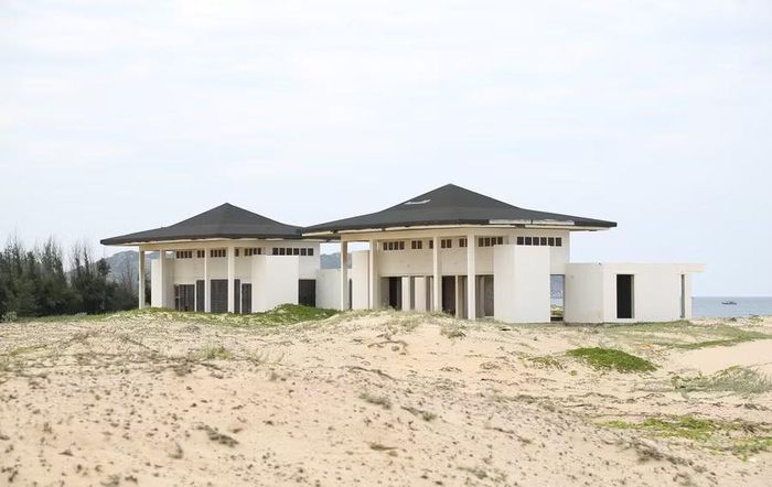 2 căn biệt thự mẫu của Dự án Phương Mai Bay Resort có dấu hiệu xuống cấp. Ảnh: T.S