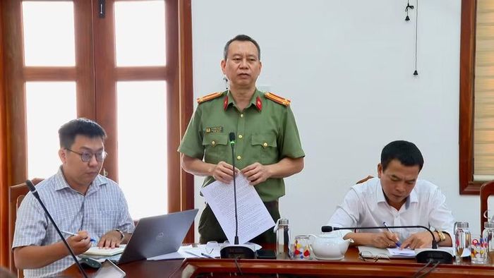 Đại diện Công an tỉnh tham gia ý kiến tại cuộc họp. Ảnh: Nhật Trường