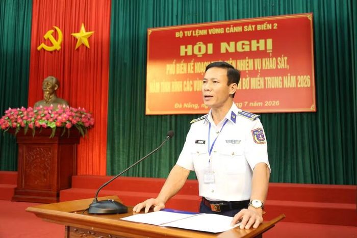  Đại tá Trần Hồng Quế - Phó Chính ủy Bộ Tư lệnh Vùng Cảnh sát biển 2 quán triệt mục đích, ý nghĩa chuyến khảo sát, nắm tình hình vùng biển, đảo ven bờ miền Trung. Ảnh: H.P 