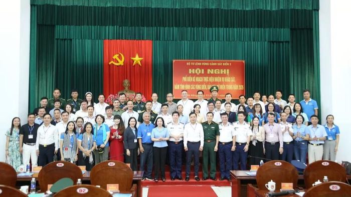  Các đại biểu tham gia Đoàn công tác chụp ảnh lưu niệm. Ảnh: H.P 