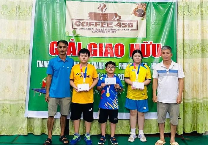  Ban tổ chức trao giải nhất cho các vận động viên. Ảnh: Bá Bính 