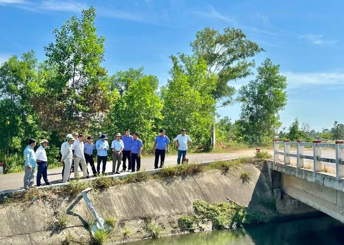  Viện KSND khu vực 4 phối hợp kiểm tra hiện trạng, làm việc với các cơ quan chức năng về những bất cập tại 2 cầu bắc qua kênh Văn Phong (xã Bình An). Ảnh: Đặng Linh 