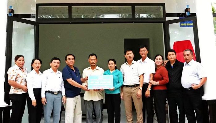 Gia đình bà Nguyễn Thị Hương được Công ty TNHH Xây dựng Đại Thu (TP. Hồ Chí Minh) hỗ trợ kinh phí xây nhà Đại đoàn kết. Ảnh: Thúy Duy