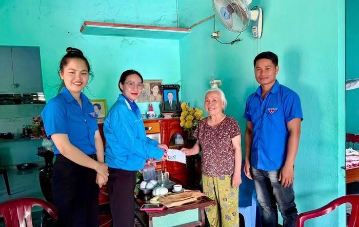Đại diện Đoàn xã Ia Rsai đến thăm, tặng quà cho cựu thanh niên xung phong. Ảnh: ĐVCC