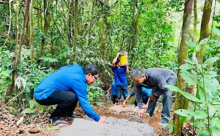 Đoàn viên, thanh niên phường Hoài Nhơn Tây tham gia xây dựng công trình thanh niên tại Di tích lịch sử Trạm Bác Ái 2. Ảnh: MN