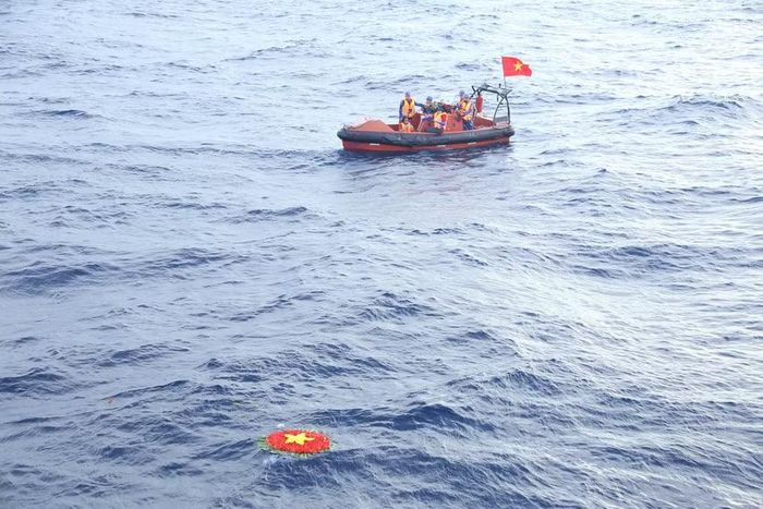  Các đại biểu thả vòng hoa và lễ vật xuống biển, tưởng niệm 17 cán bộ, chiến sĩ Tàu không số C43B đã anh dũng hy sinh tại vùng biển Quy Thiện. Ảnh: H.P 