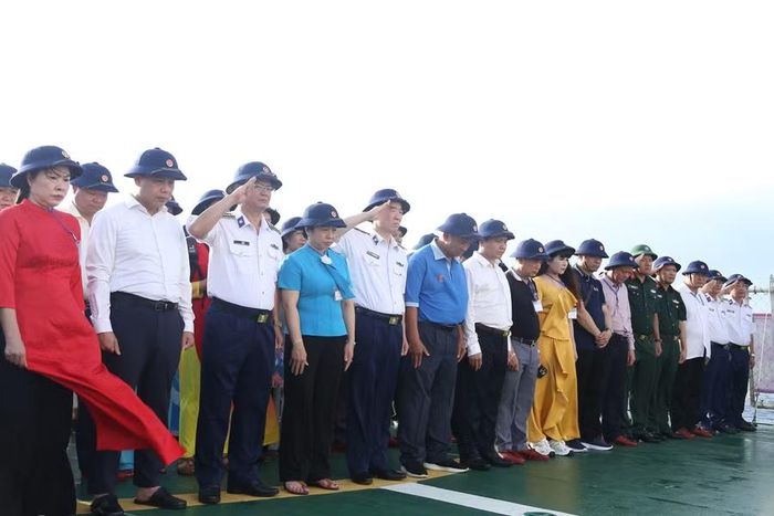  Các đại biểu mặc niệm tưởng nhớ, tri ân các anh hùng liệt sĩ. Ảnh: H.P 