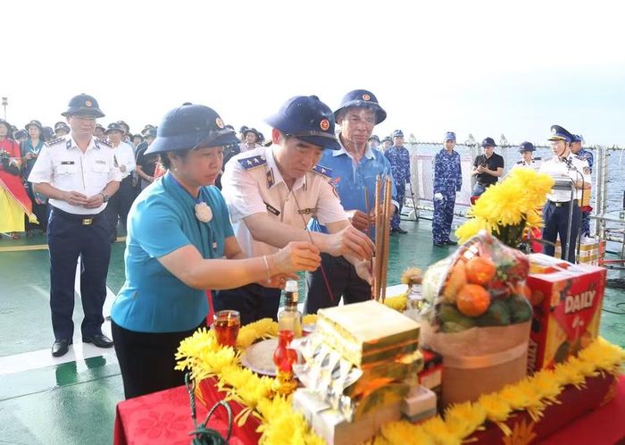  Các đại biểu thành kính dâng hương, tưởng nhớ sự hy sinh anh dũng của các cán bộ, chiến sĩ Tàu C43B. Ảnh: H.P 