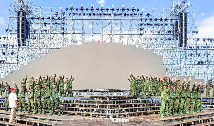 Chiến sĩ Tiểu đoàn Bộ binh 460 tập luyện cho chương trình.