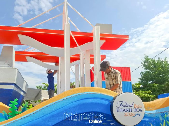 Thi công xe hoa phục vụ biểu diễn trong Festival Biển Khánh Hòa năm 2026.