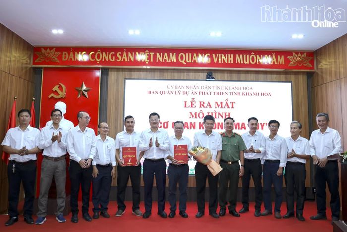 Ban Chỉ đạo mô hình "Cơ quan không ma túy" và Đội xung kích thực hiện mô hình của Ban Quản lý Dự án Phát triển tỉnh ra mắt.