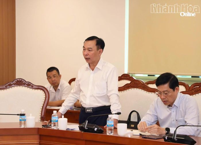 Lãnh đạo Trung tâm Xúc tiến đầu tư thương mại và du lịch tỉnh báo cáo công tác chuẩn bị hội nghị.