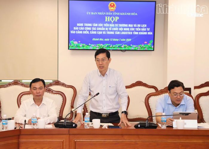 Lãnh đạo Sở Xây dựng góp ý tại cuộc họp.