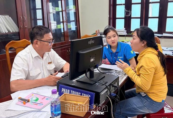 Cán bộ thuế tuyên truyền, hướng dẫn hộ kinh doanh về thủ tục hành chính thuế.