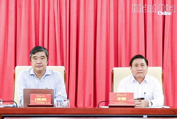 Đồng chí Lâm Đông và đồng chí Tạ Hồng Quang tham dự tại điểm cầu tỉnh Khánh Hòa.
