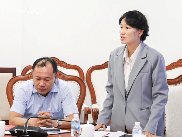 Lãnh đạo UBND phường Nam Nha Trang báo cáo tại cuộc họp.