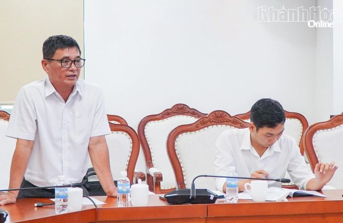 Lãnh đạo Ban Quản lý Dự án Đầu tư xây dựng các công trình nông nghiệp và giao thông tỉnh báo cáo tại cuộc họp.