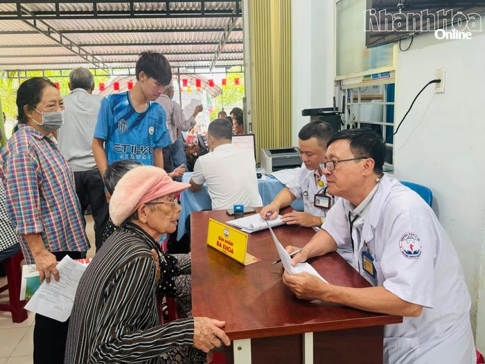 Khám và tư vấn sức khỏe cho người cao tuổi tại chương trình.