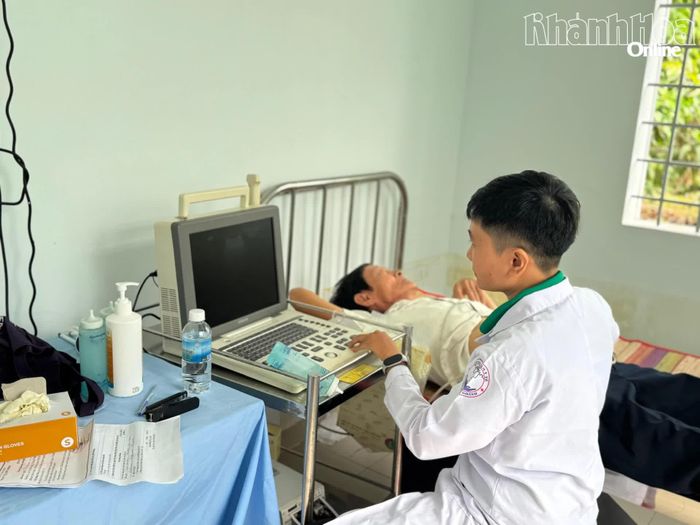 Thực hiện siêu âm tầm soát một số bệnh lý cho người dân