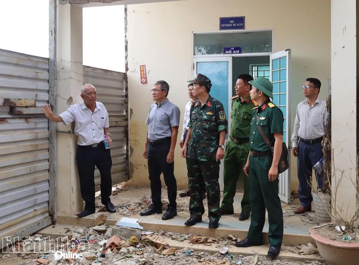 Các đại biểu khảo sát tại khu vực Nhà lao Thành Diên Khánh.