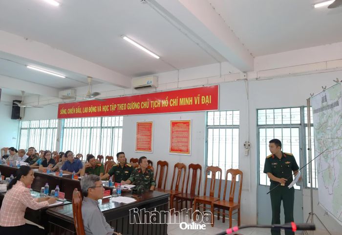 Lãnh đạo Ban Chỉ huy Quân sự xã Diên Khánh báo cáo công tác rà soát trên bản đồ.