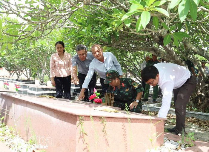 Các đại biểu khảo sát tại Nghĩa trang liệt sĩ Suối Hiệp.
