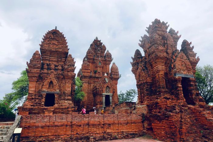 Vẻ đẹp cổ kính của Tháp Pô Klong Garai.