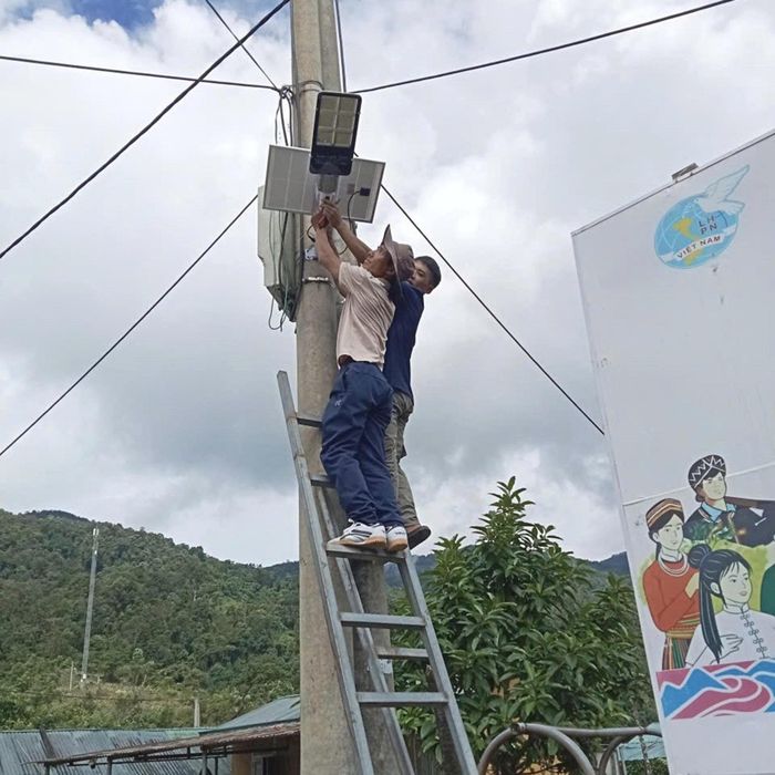 Người dân xã Pa Ủ lắp đặt đèn năng lượng mặt trời tại khu dân cư.