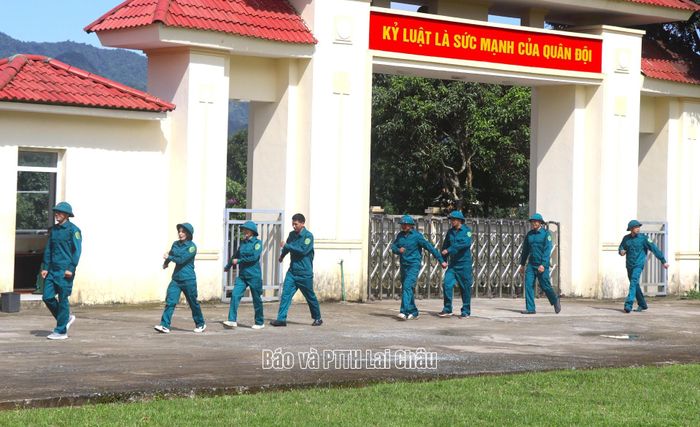 Lực lượng dân quân tự vệ cụm 7 tập đội hình đội ngũ.