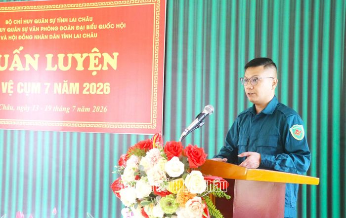 Đại diện lực lượng dân quân tự vệ cụm 7 phát biểu.
