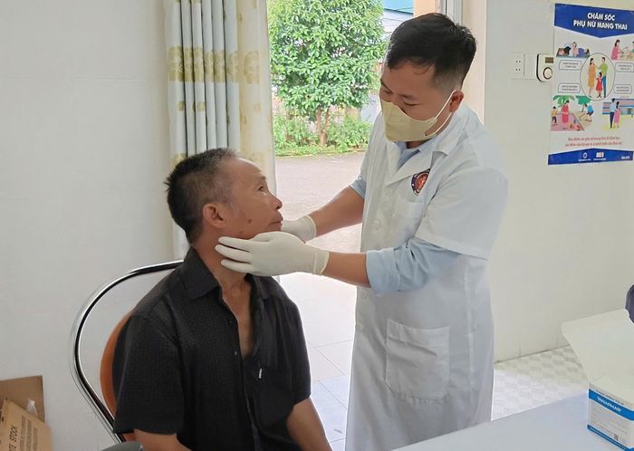 Người cao tuổi ở phường Đoàn Kết được khám sức khỏe miễn phí.