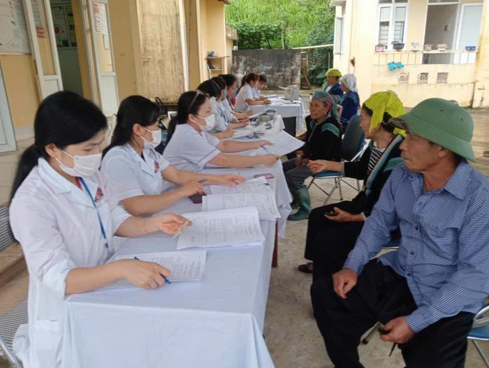 Người cao tuổi trong tỉnh được kiểm tra sức khỏe tổng quát.