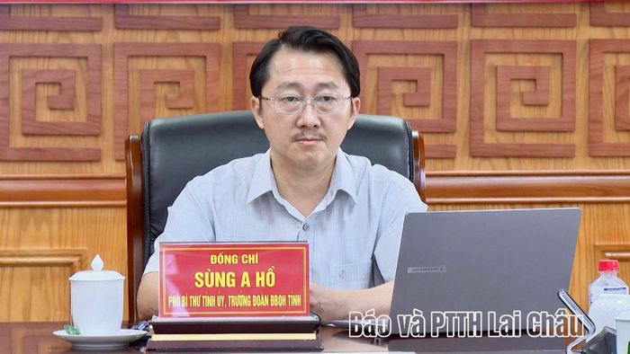 Đồng chí Sùng A Hồ - Phó Bí thư Tỉnh ủy, Trưởng Đoàn Đại biểu Quốc hội tỉnh dự tại điểm cầu tỉnh.