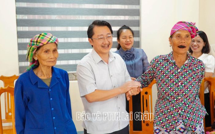 Đồng chí Sùng A Hồ - Phó Bí thư Tỉnh ủy ân cần hỏi thăm sức khỏe, cuộc sống người có công, thân nhân người có công.