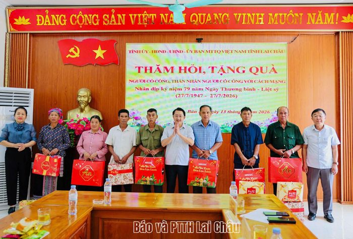 Đồng chí Phó Bí thư Tỉnh ủy Sùng A Hồ cùng lãnh đạo Đảng ủy các cơ quan Đảng tỉnh, xã Bản Bo trao quà cho người có công, thân nhân người có công.